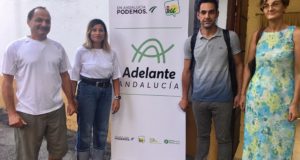 De izqda a drcha Lolo González (Podemos), Victoria Morales (IU), Miguel Díaz (IU) y Victoria Mendiola, secretaria local de Podemos este martes en el Albergue África. FOTO / CABANILLAS
