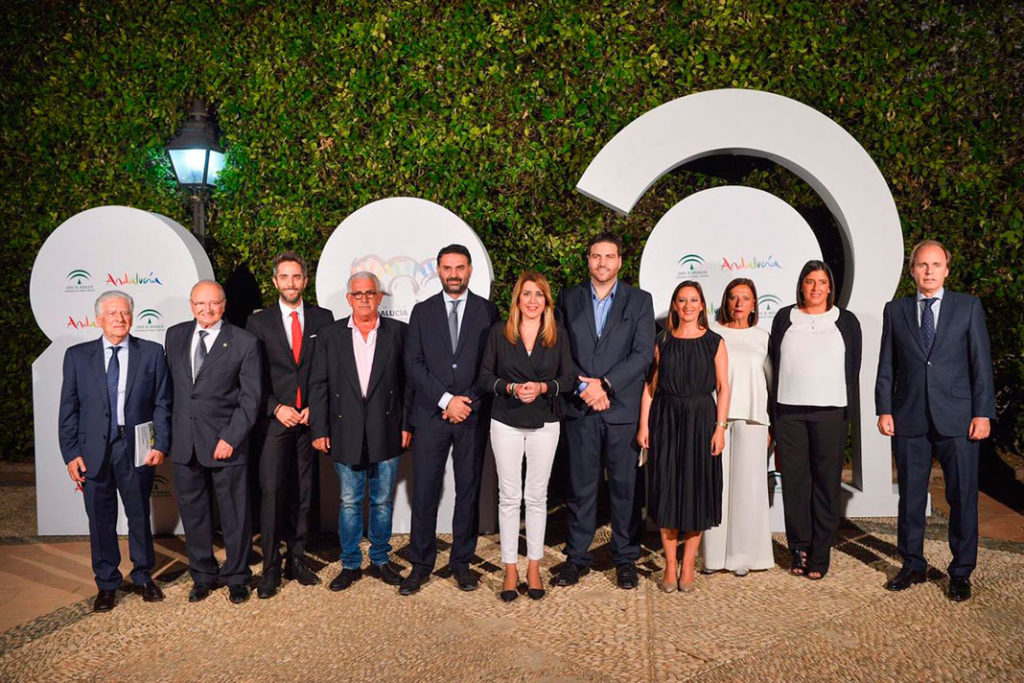 La presidenta de la Junta de Andalucía, Susana Díaz, y el consejero de Turismo y Deporte, Javier Fernández, con el resto de premiados este viernes en Córdoba. FOTO/ Turismo Andaluz