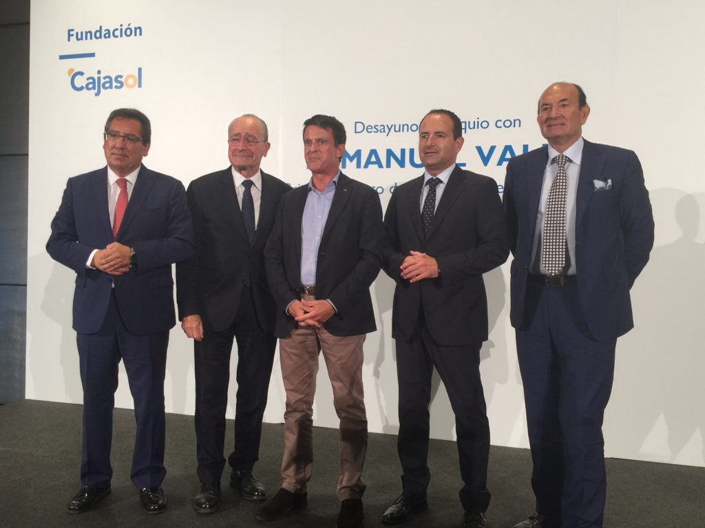 De izquierda a drcha Antonio Pulido, presidente de Fundación Cajasol; el alcalde de Málaga, Francisco de la Torre; Manuel Valls; Manuel Castillo, director de SUR y el empresario Félix Revuelta. FOTO/ CABANILLAS