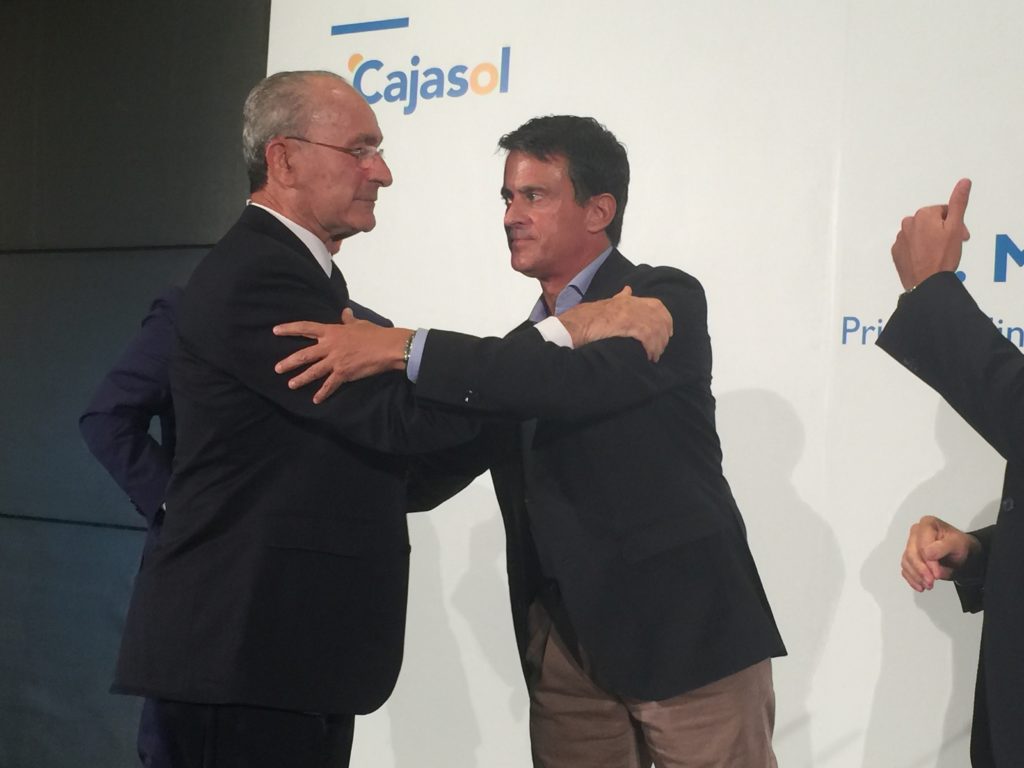 El ex primer ministro francés Manuel Valls saluda al alcalde de Málaga, Francisco de la Torre, al concluir el acto organizado este jueves en Málaga por diario SUR, con la Fundación Cajasol. FOTO/ CABANILLAS