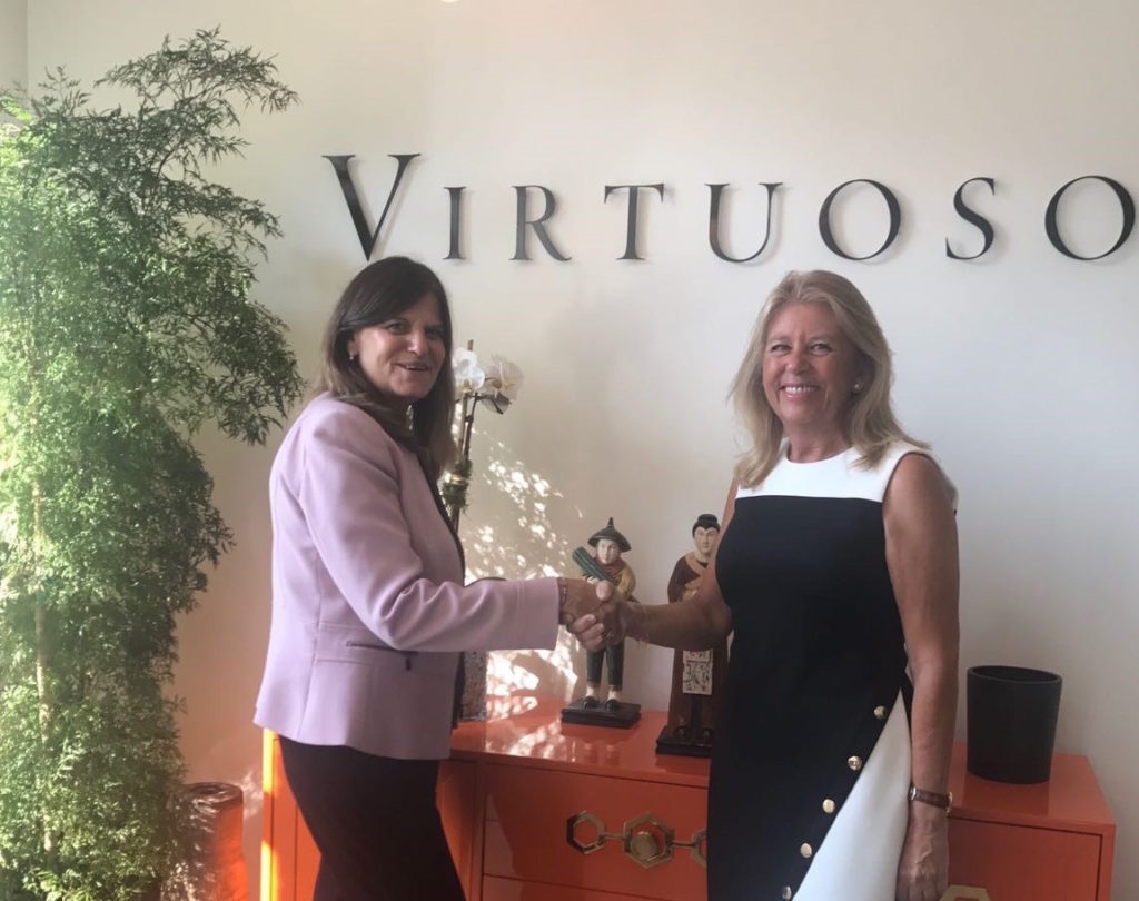 La alcaldesa de Marbella, Ángeles Muñoz, junto a la directora general de Virtuoso, Karen Goldberg, en Nueva York. FOTO/ Ayto de Marbella