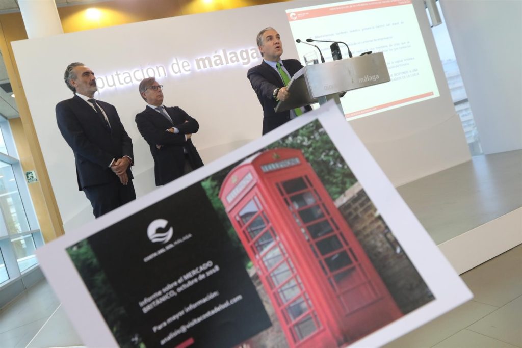 El presidente de la Diputación de Málaga, Elías Bendodo, este martes durante su comparecencia acompañado por los empresarios de AEHCOS Luis Callejón y José Carlos Escribano. FOTO/ EP