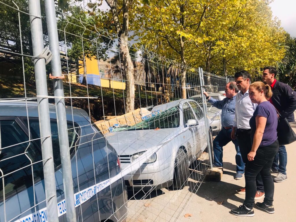 El exalcalde de Marbella y actual portavoz del PSOE, José Bernal, inspecciona una zona afectada por el temporal junto a vecinos de la barriada Plaza de Toros. FOTO/ PSOE