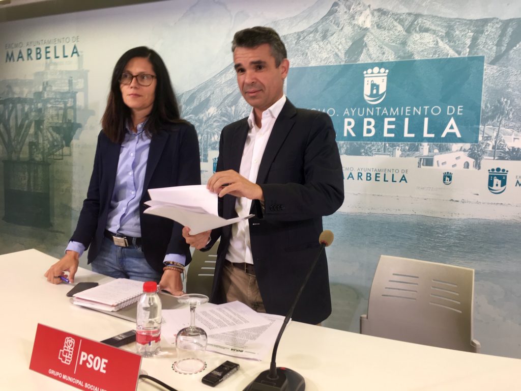 El portavoz del PSOE, José Bernal, junto a la edil socialista Isabel Pérez, este jueves en rueda de prensa. FOTO/ CABANILLAS