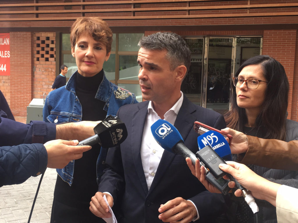 De izqda a drcha la portavoz del PSOE de Estepona, Enma Molina; el portavoz del PSOE de Marbella y exalcalde, José Bernal, y la edil socialista exdelegada de Urbanismo Isabel Pérez, este miércoles a las puertas del polémico edificio de Urbanismo de Marbella. FOTO/ CABANILLAS