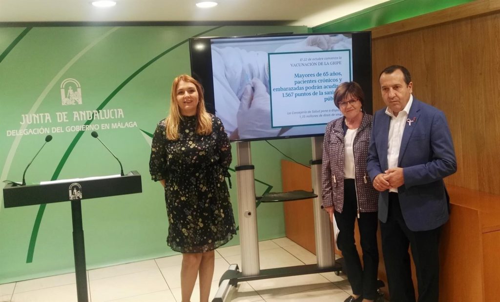 Imagen de la presentación de la campaña a cargo de la la delegada de Igualdad, Salud y Políticas Sociales, Ana Isabel González; el delegado de la Junta, José Luis Ruiz Espejo y la jefa del Servicio de Salud Pública de la Delegación, Yolanda González. FPTP/ Junta de Andalucía