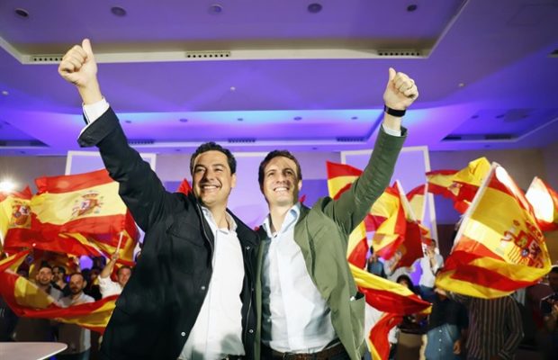 El presidente del PP, Pablo Casado, junto al candidato de su partido a la Junta de Andalucía, Juanma Moreno, este domingo durante el acto celebrado en Málaga. FOTO/ ALEX ZEA-EUROPA PRESS