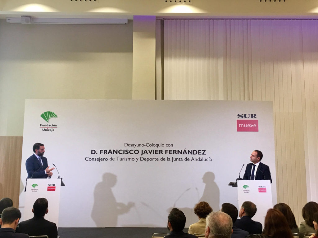 El consejero de Turismo, Javier Fernández, durante el turno de preguntas junto al director de Sur, Manuel Castillo, este lunes en Málaga. FOTO/ MC