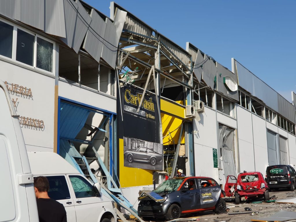 Imagen de los desperfectos causados por la exposición ocurrida en una nave industrial de San Pedro Alcántara (Marbella). FOTO/ MANUEL F. VALDIVIA