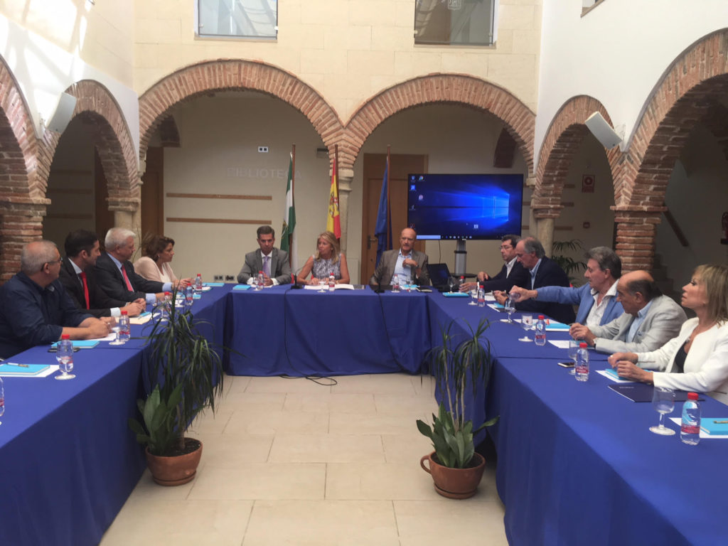 Imagen de la último reunión del Foro del Turismo, la pasada semana, presidida por la alcaldesa de Marbella, Ángeles Muñoz. FOTO/ MC