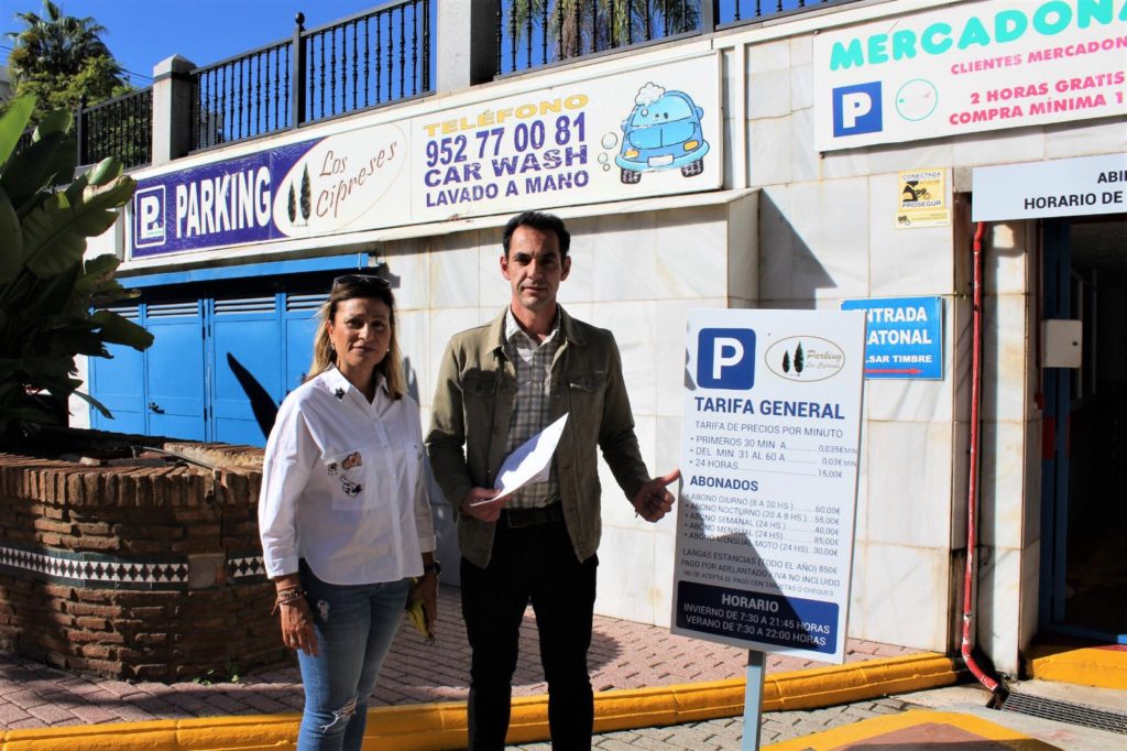 Los concejales de IU Marbella, Victoria Morales y Miguel Díaz este martes ante las puertas del parking Autocobermar, propiedad de un hijo del comisario Villarejo. FOTO/ MC