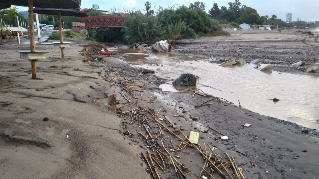 Imagen de una playa de Marbella afectada por el temporal de lluvias entre el martes y el miércoles. FOTO/ EP