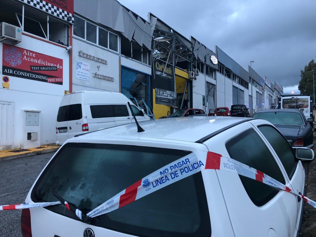 La puerta de una nave en el Polígono Industrial de San Pedro resultó afectada tras el estallido de un artefacto. FOTO// Manuel F. Valdivia