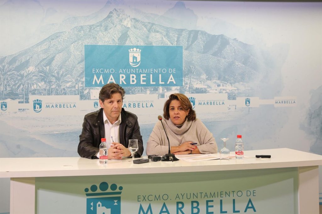 Los directores generales de Turismo de Marbella y San Pedro Alcántara, Laura de Arce y Luis Cardo, este martes en rueda de prensa. FOTO/ Ayto de Marbella