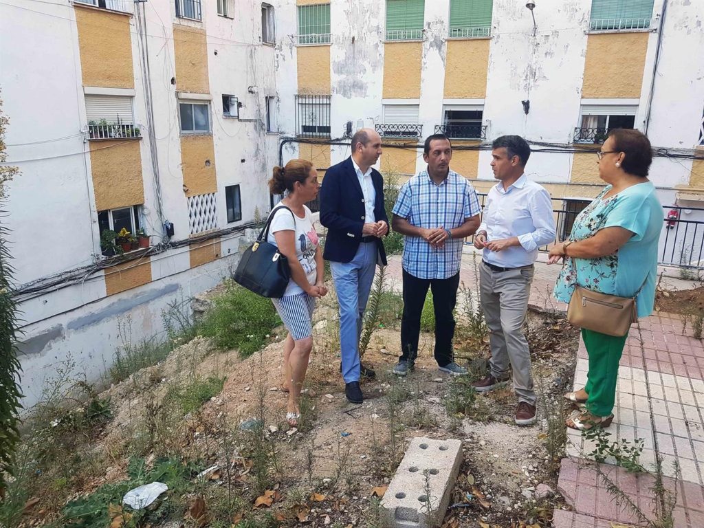 Los dirigentes del PSOE Francisco Conejo (segundo izqda) y José Bernal (cuarto izqda) conversan con vecinos de la barriada Plaza de Toros de Marbella el pasado jueves. FOTO/ PSOE