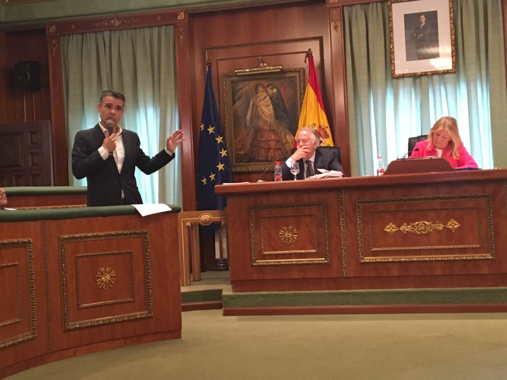 El portavoz socialista, José Bernal, en el uso de la palabra ante la alcaldesa, Ángeles Muñoz, durante el pleno de este lunes. FOTO// M.C.