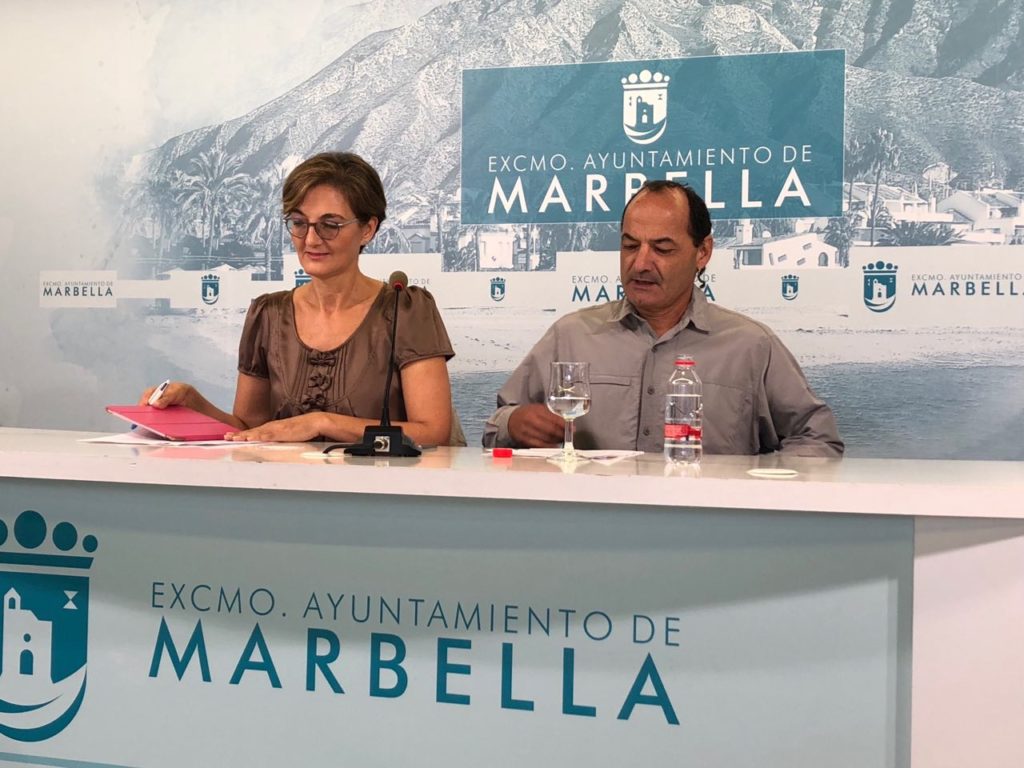La concejal Victoria Mendiola y el secretario de grupo, Manuel González 'Lolo', durante la rueda de prensa. FOTO// Podemos