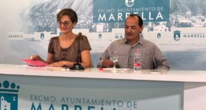 La concejal Victoria Mendiola y el secretario de grupo, Manuel González 'Lolo', durante la rueda de prensa. FOTO// Podemos