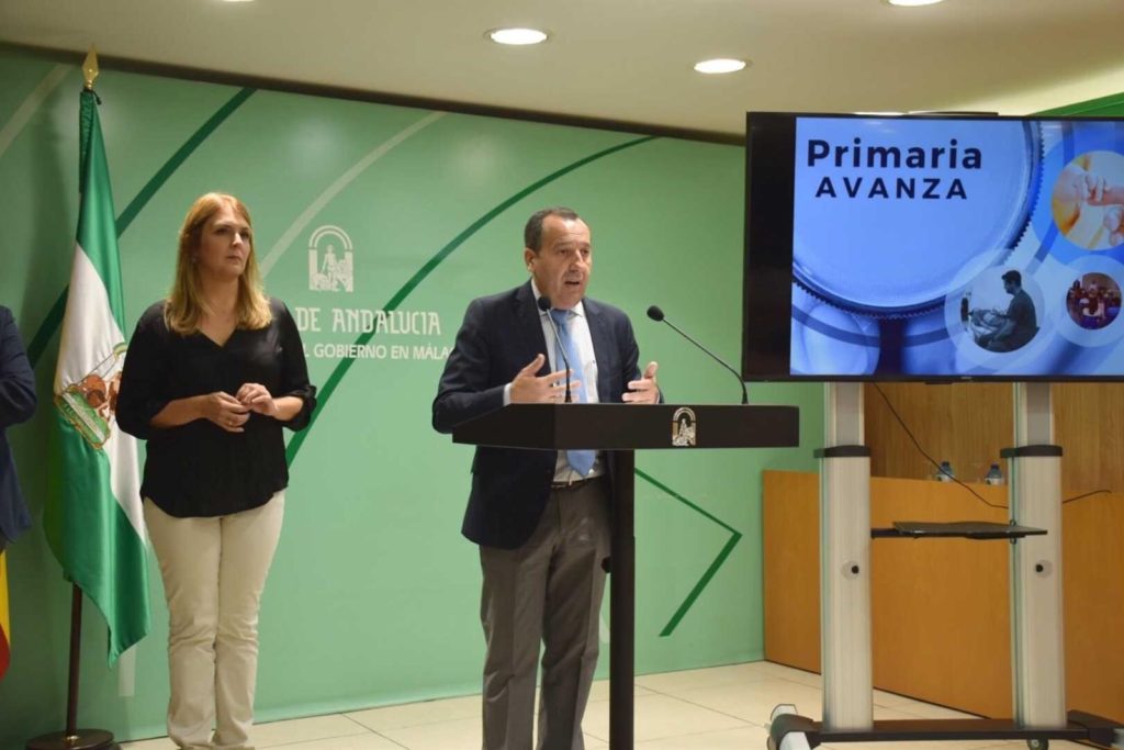 El delegado de la Junta en Málaga, José Luis Ruiz Espejo, en rueda de prensa junto a la delegada de Salud, Ana Isabel González. FOTO/ EP