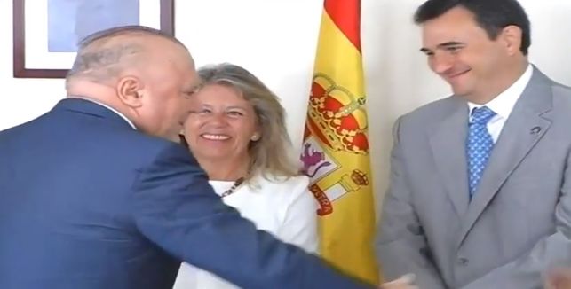 Captura del vídeo en el que la alcaldesa de Marbella, Ángeles Muñoz, hizo entrega al comisario Villarejo de la condecoración, junto al primer teniente de alcalde Félix Romero en la jefatura de Policía Local de Marbella en septiembre de 2014 FOTO/ VÍDEO M95 TV (2014)