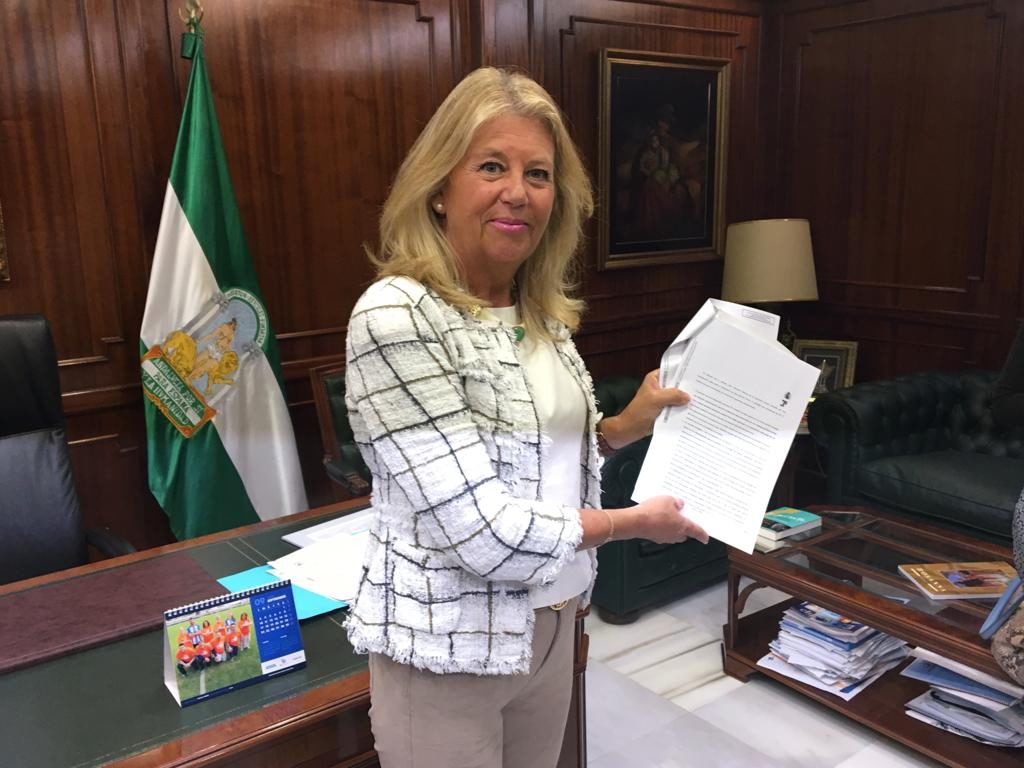 La alcaldesa, Ángeles Muñoz, muestra el oficio en el que la Seguridad Social reclama los fondos judiciales. FOTO// M.C