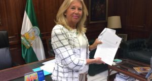 La alcaldesa, Ángeles Muñoz, muestra el oficio en el que la Seguridad Social reclama los fondos judiciales. FOTO// M.C