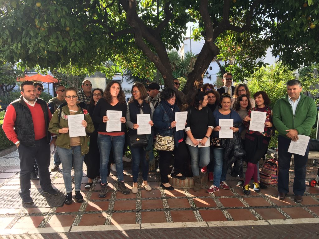 Representantes de las AMPAS de Marbella, durante la lectura del sus peticiones en la Plaza de Los Naranjos. FOTO// M.C