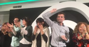 En primer término los máximos dirigentes de Adelante Andalucia, Teresa Rodríguez y Antonio Maíllo (puño en alto) al concluir el acto celebrado este martes en Marbella. FOTO/ CABANILLAS