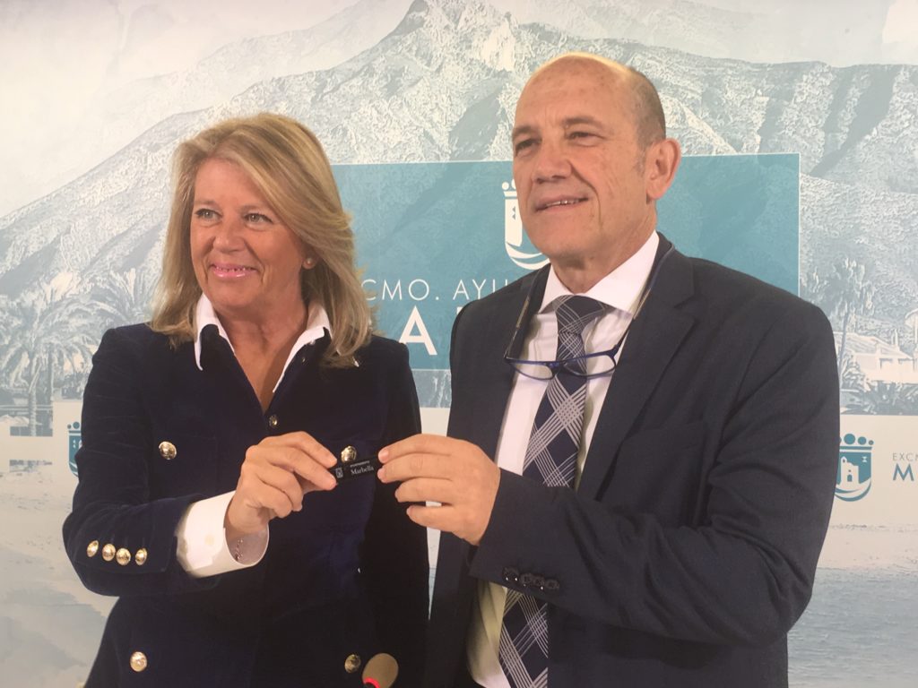 La alcaldesa de Marbella, Ángeles Muñoz, y el concejal de Hacienda, Manuel Osorio, al presentar el pen drive con unos presupuestos municipales. FOTO/ CABANILLAS