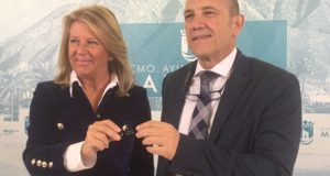 La alcaldesa de Marbella, Ángeles Muñoz, y el concejal de Hacienda, Manuel Osorio, al presentar el pen drive con unos presupuestos municipales. FOTO/ CABANILLAS