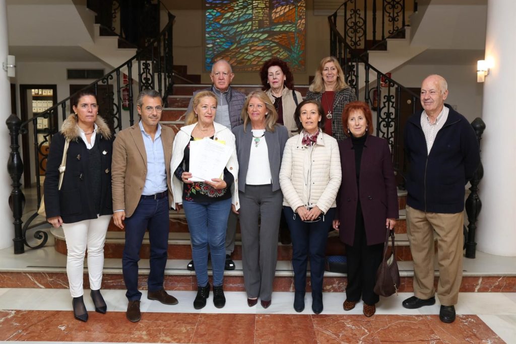 La alcaldesa de Marbella, Ángeles Muñoz, junto al edil José Eduardo Díaz y un grupo de vecinos este martes. FOTO/ Ayto de Marbella