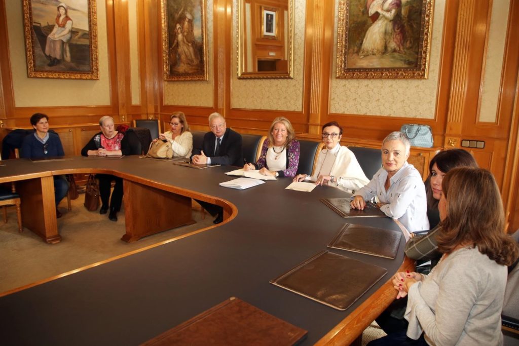 La alcaldesa de Marbella, Ángeles Muñoz, durante la reunión con las asociaciones. FOTO/ Ayto de Marbella