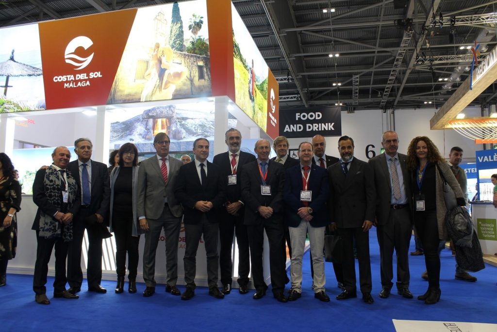 El presidente de la Diputación de Málaga y Turismo Costa del Sol, Elías Bendodo, junto a empresarios malagueños el pasado lunes en la WTM de Londres en el stand de Costa del Sol, FOTO/ Diputación