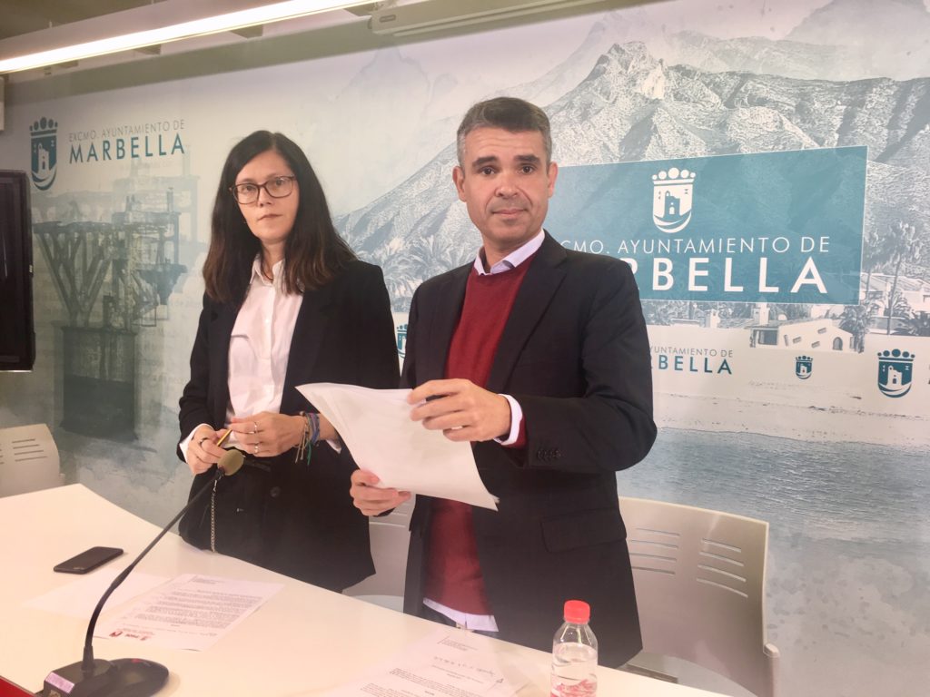 El portavoz del PSOE en el Ayuntamiento de Marbella, José Bernal, este lunes en rueda de prensa junto a la exdelegada de Urbanismo Isabel Pérez, ahora edil opositora. FOTO/ CABANILLAS