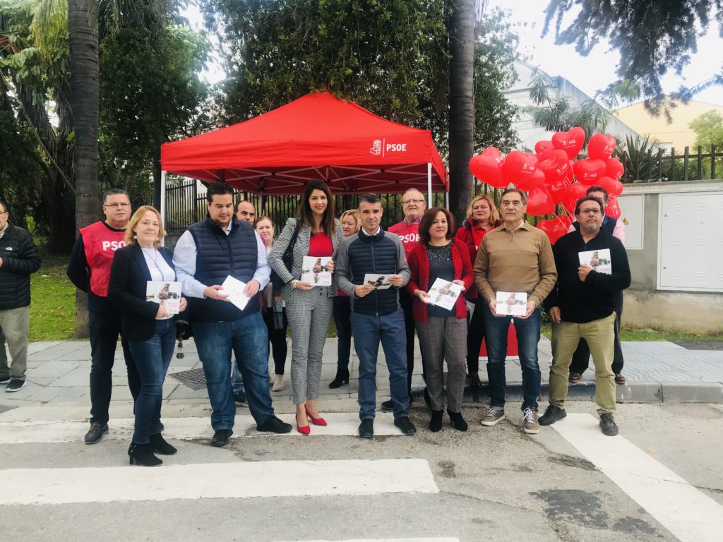 El portavoz del PSOE de Marbella, José Bernal (centro) junto a otros dirigentes socialistas este jueves en San Pedro. FOTO/ PSOE