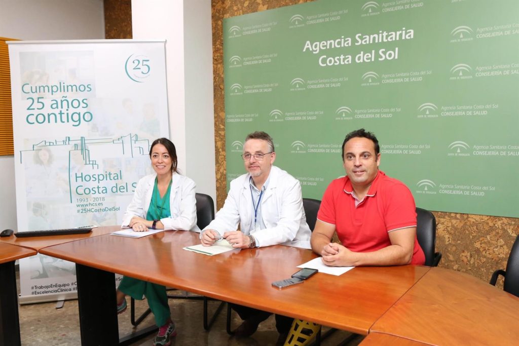 El concejal de Deportes, Javier Mérida, junto a facultativos de la Agencia Sanitaria Costa del Sol este jueves. FOTO/ EP