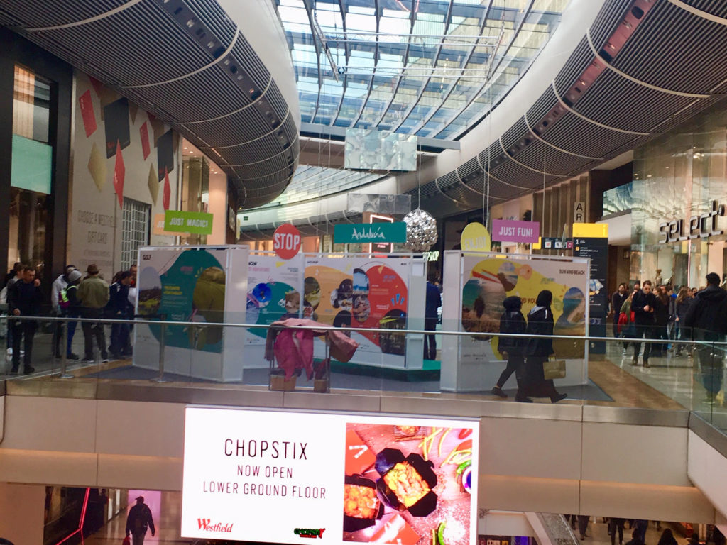 Imagen de la acción promocional desarrollada este domingo por la Junta de Andalucía en el centro comercial Westfield de Londres, considerado el más grande de Europa. FOTO/ CABANILLAS