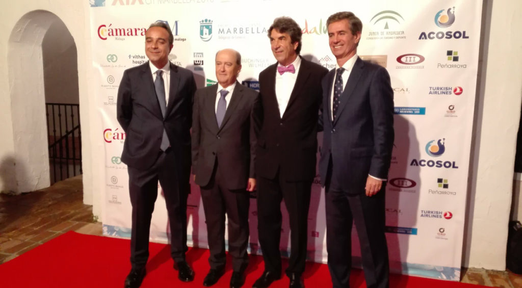 La Caixa, Saneamientos Puya y Clínica Buchinger, premiados por el CIT junto a su presidente, Juan José González, este viernes al comienzo de la gala celebrada en el Hotel Puente Romano. FOTO/ CIT Marbella
