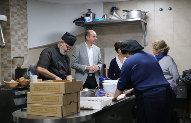 El candidato del PSOE Francisco Conejo este miércoles durante su visita al Mercado de la Merced. FOTO/ PSOE