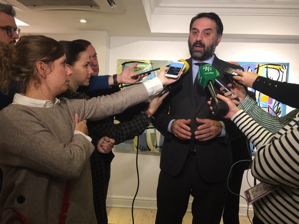 El consejero de Turismo de la Junta de Andalucía, Javier Fernández, atiende a los periodistas antes de reunirse con ABTA en el Meliá White House de Londres este martes. FOTO/ CABANILLAS