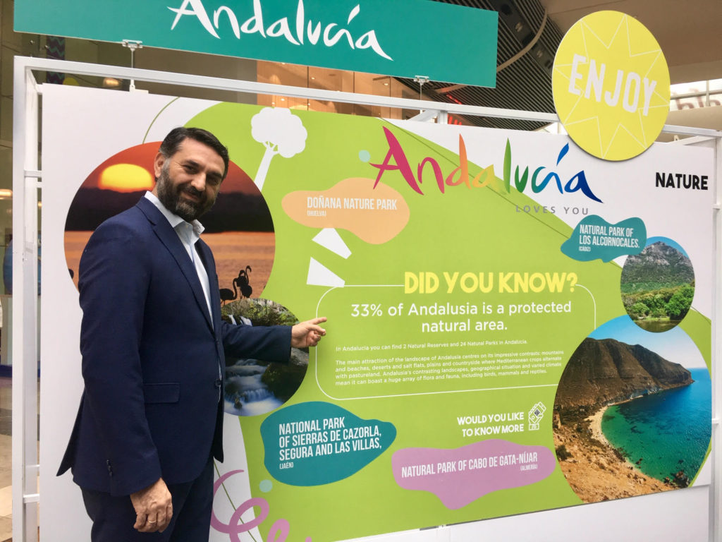 El consejero de Turismo de la Junta de Andalucía, Javier Fernández, durante la acción promocional desarrollada este sábado en Londres. FOTO/ CABANILLAS