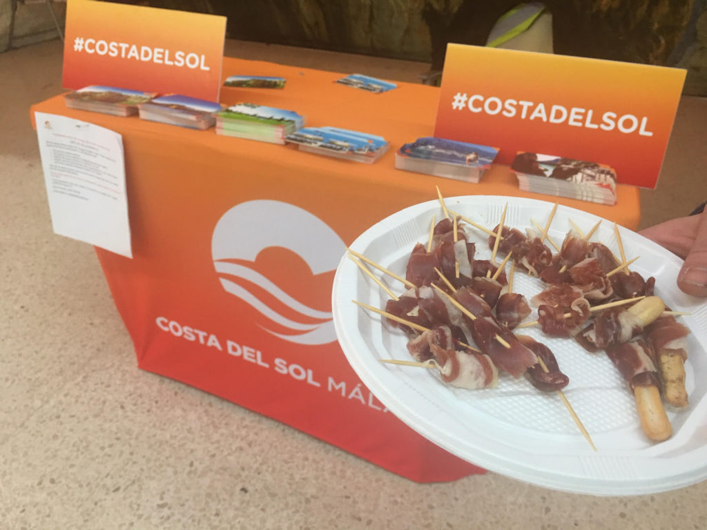 Imagen de los platos de jamón que han podido degustar los londinenses en la carpa de Turismo Costa del Sol instalada este sábado en la estación Victoria. FOTO/ MARBELLA CONFIDENCIAL