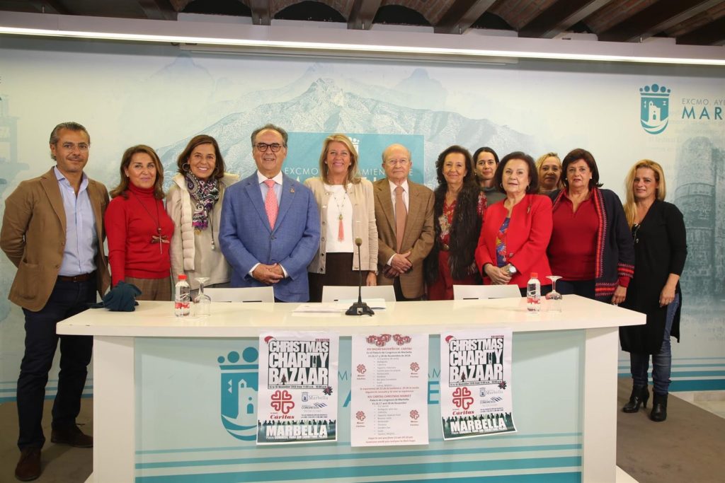 Momento de la presentación del Bazar de Cáritas este martes, con Antonio Belón en el centro junto a la alcaldesa de Marbella, Ángeles Muñoz. FOTO/ Ayto de Marbella