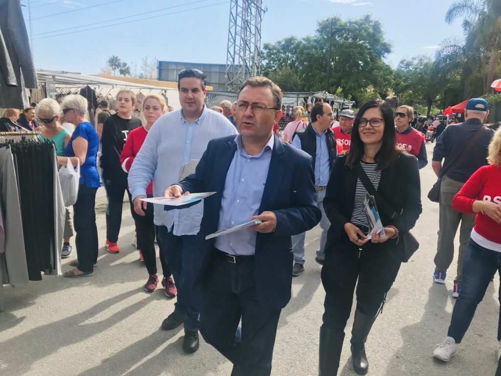 En el centro el diputado por Málaga del PSOE Miguel Ángel Heredia, flanqueado por los ediles socialistas Manuel García e Isabel Pérez, durante un reparto de programas electorales este jueves en San Pedro Alcántara. FOTO/ PSOE