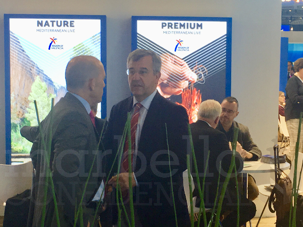 Imagen del encuentro entre el concejal de Hacienda y Patrimonio de Marbella, Manuel Osorio (OSP) y el alcalde de Estepona, del PP, José María García Urbano (drcha) durante la World Travel de Londres. FOTO EXCLUSIVA.