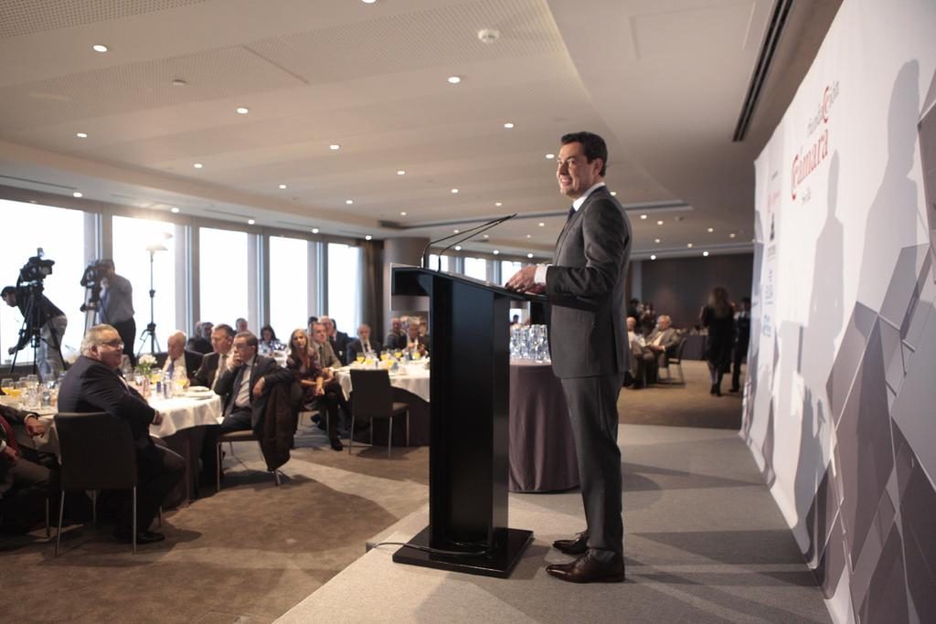 El presidente del PP andaluz, Juanma Moreno, este jueves durante un desayuno informativo de la Cámara de Comercio de Sevilla. FOTO/ MARBELLA CONFIDENCIAL
