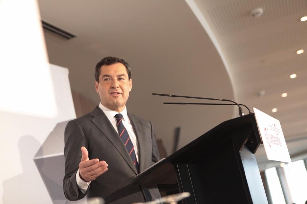 El presidente del PP andaluz, Juanma Moreno, este jueves durante un desayuno informativo de la Cámara de Comercio de Sevilla. FOTO/ MARBELLA CONFIDENCIAL