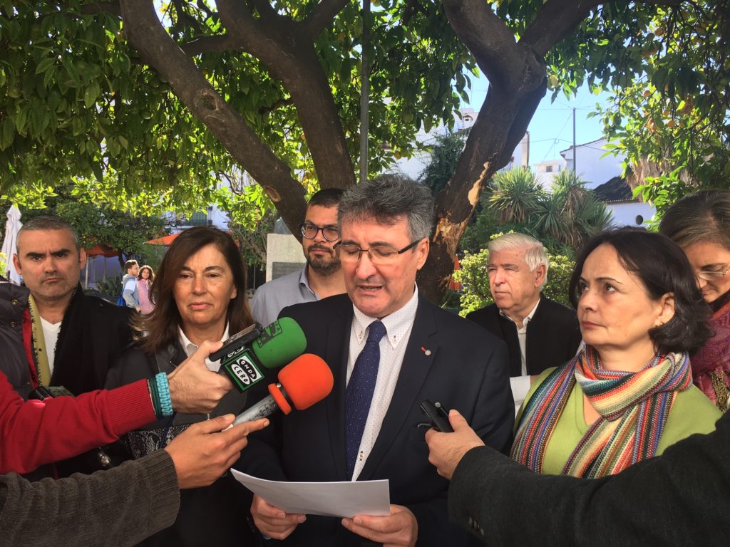 El exedil del PSOE de Marbella y miembro de la plataforma antideslinde, Juan Luis Mena, lee un comunicado este viernes. FOTO/ CABANILLAS