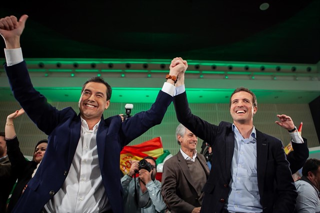 El líder del PP-A, Juanma Moreno, junto al presidente del PP nacional, Pablo Casado, este viernes en el cierre de campaña que ambos han protagonizado en Sevilla. FOTO/ Jesús Prieto- Europa Press