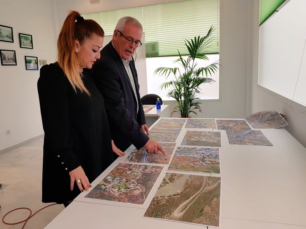 El teniente alcalde de San Pedro, Rafael Piña, estudia los planos del termino municipal de Marbella. FOTO// OSP.